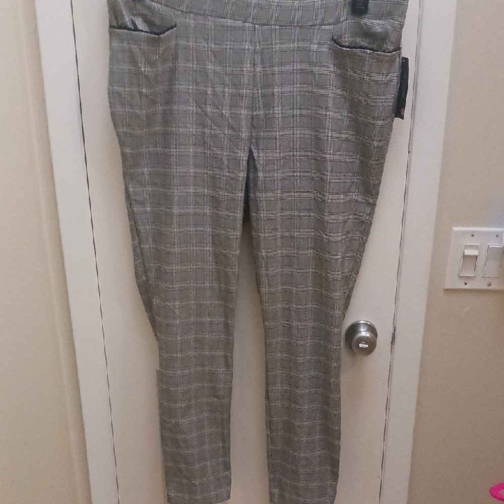 Elegant Women's Gray Plaid Cropped Pants NWT
